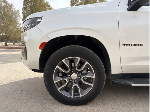 Car image 9