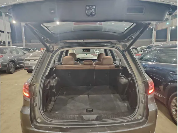 Car image 30