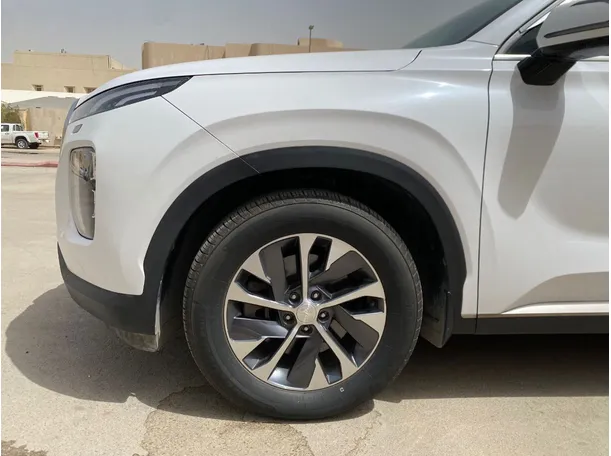Car image 9