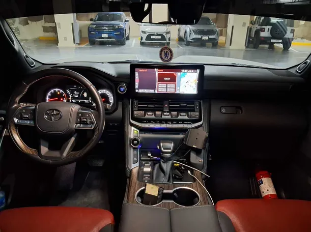 Car image 14