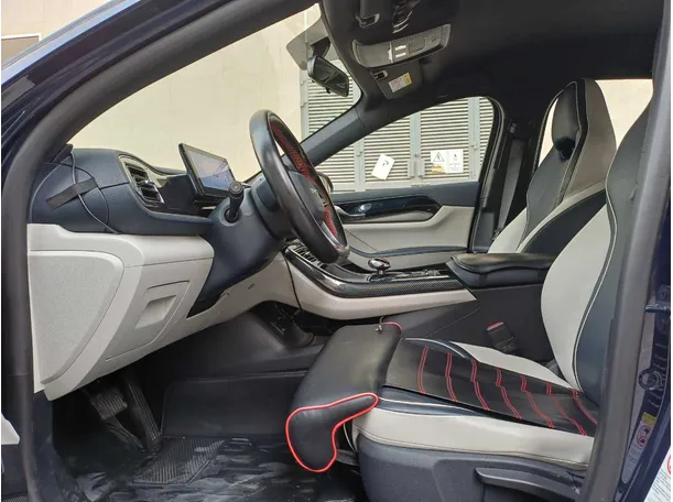 Car image 12