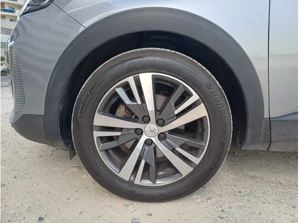 Car image 9