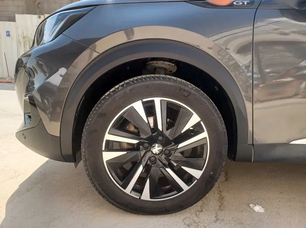Car image 9
