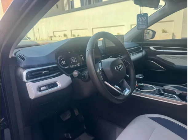Car image 12