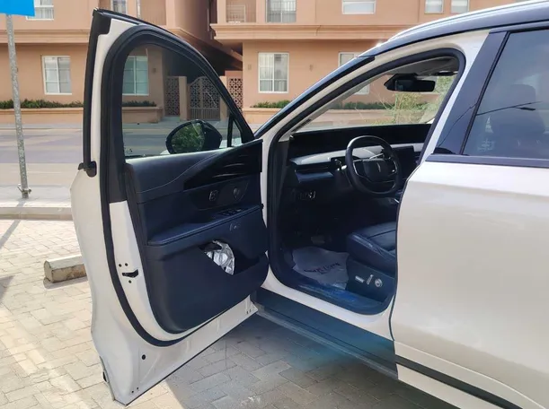 Car image 11