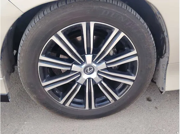 Car image 10