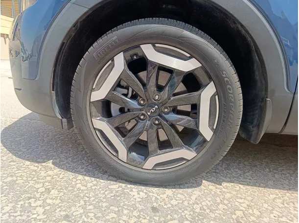 Car image 11