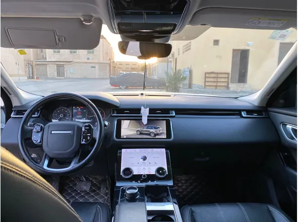 Car image 14