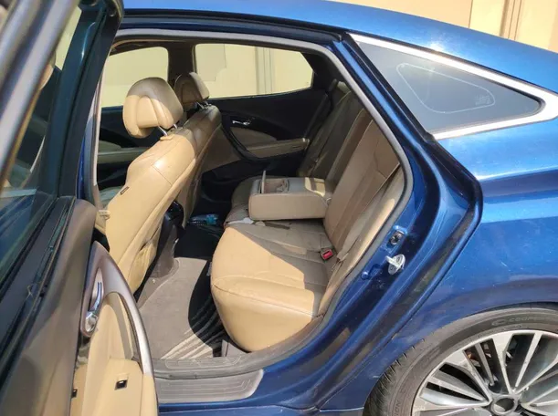 Car image 14