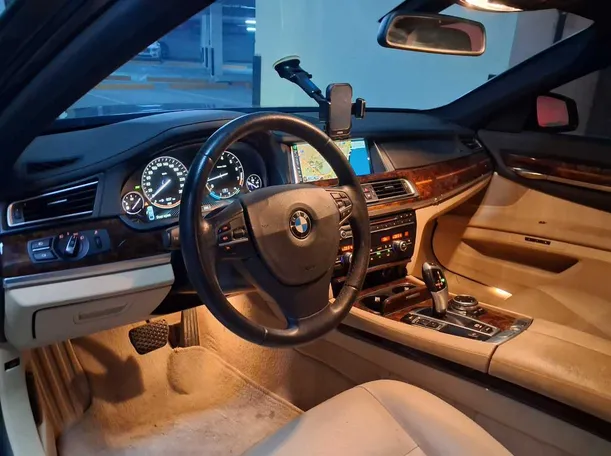 Car image 11