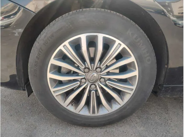 Car image 10