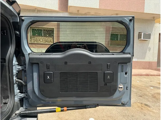 Car image 25