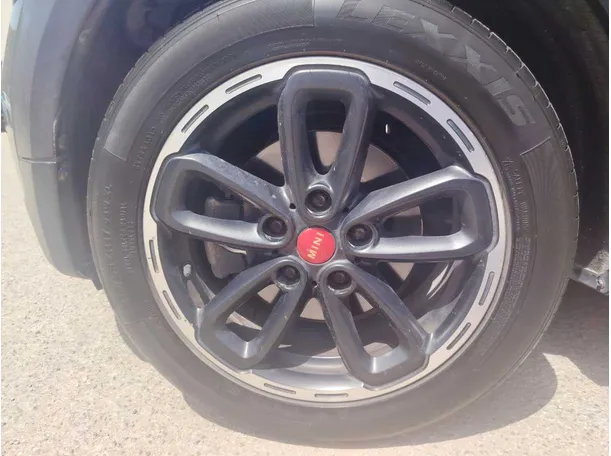 Car image 10