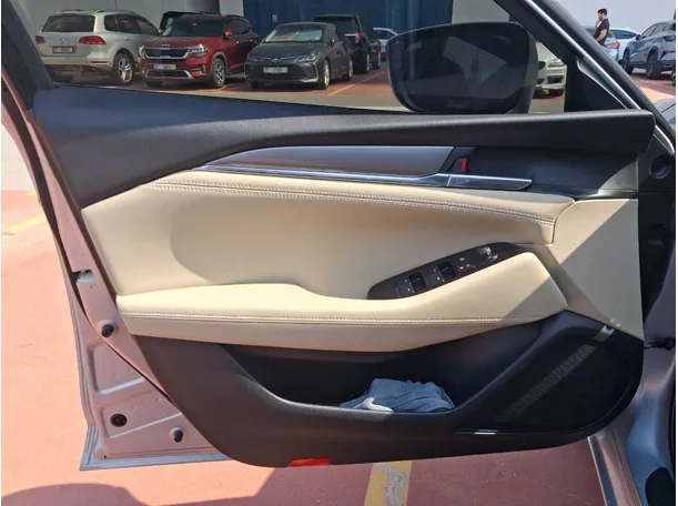 Car image 10