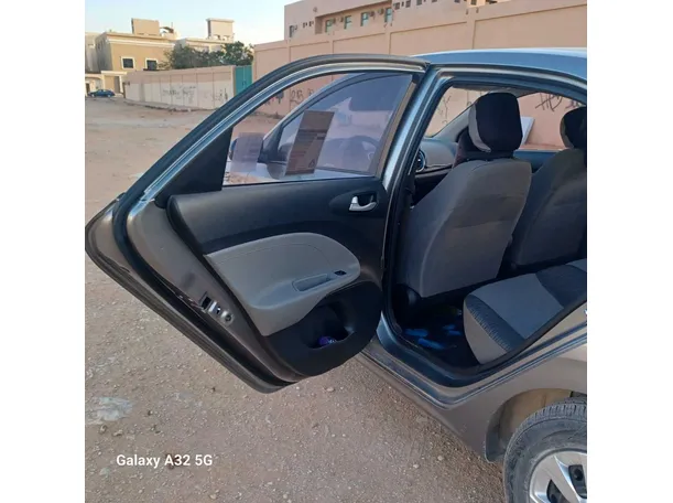 Car image 12