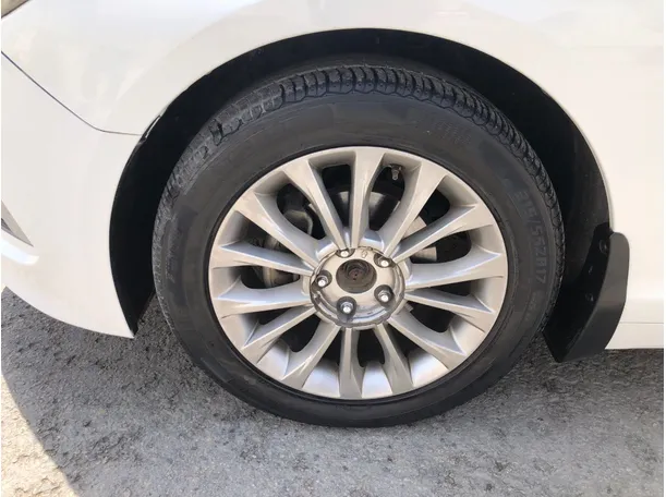 Car image 10