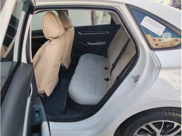 Car image 14
