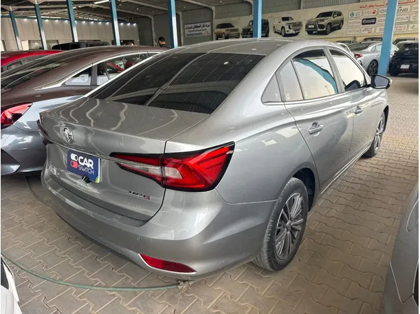 Car image 4