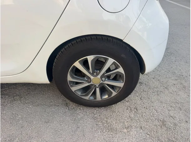 Car image 9