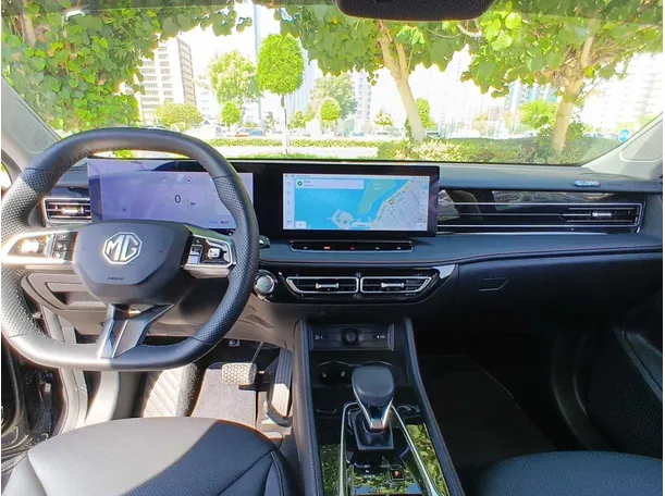 Car image 14