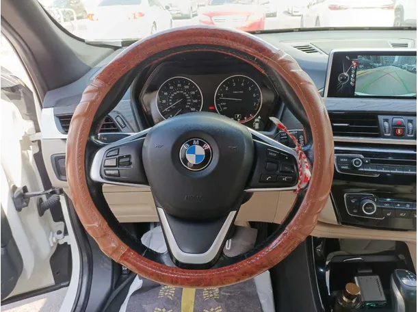 Car image 17