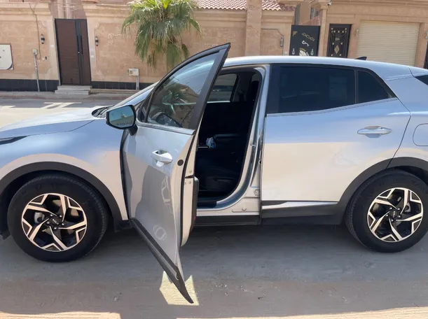 Car image 12