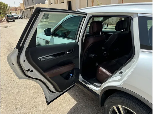 Car image 13