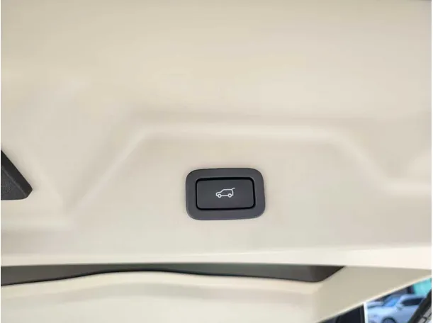 Car image 32