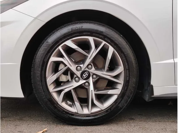 Car image 10