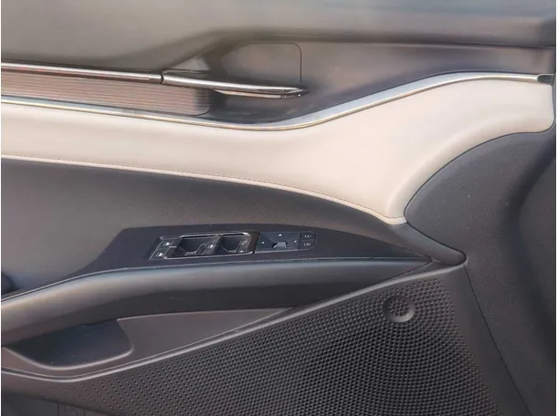Car image 27