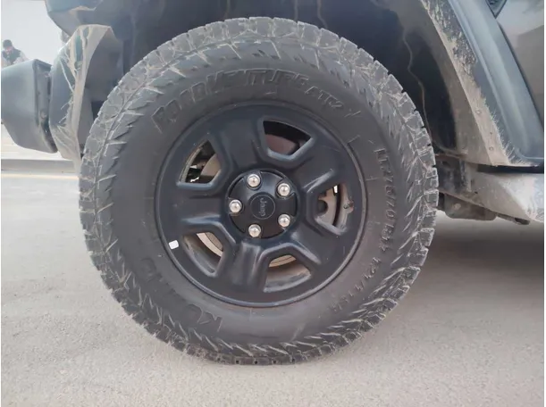 Car image 9