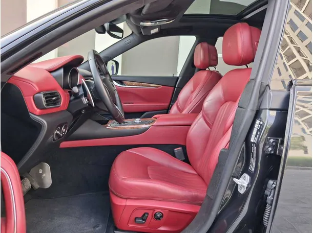 Car image 12