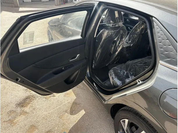 Car image 13