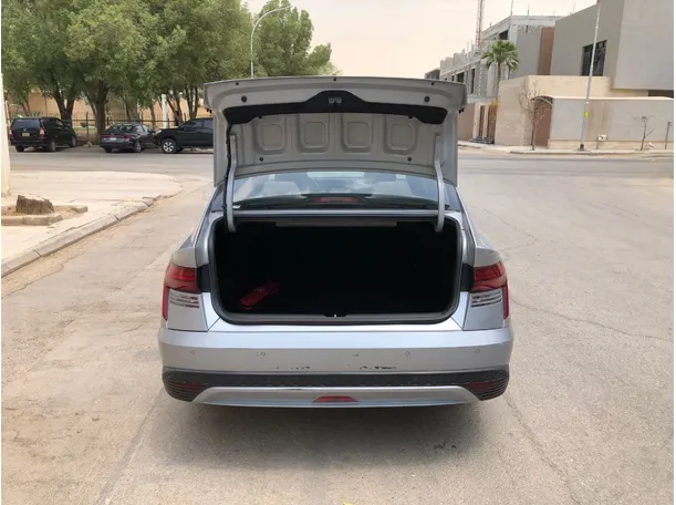 Car image 18