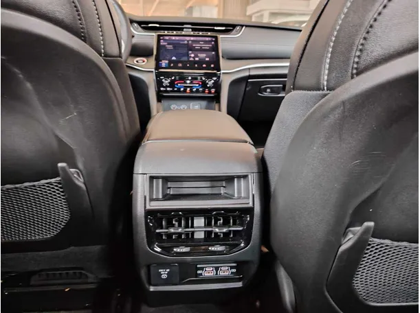 Car image 32