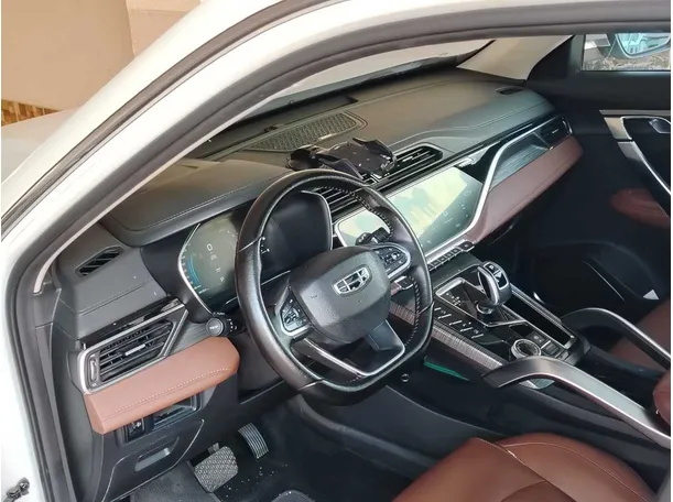 Car image 12