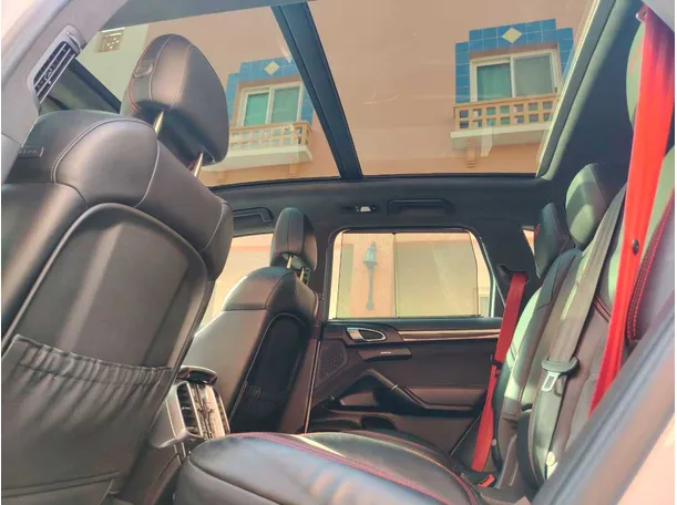 Car image 18