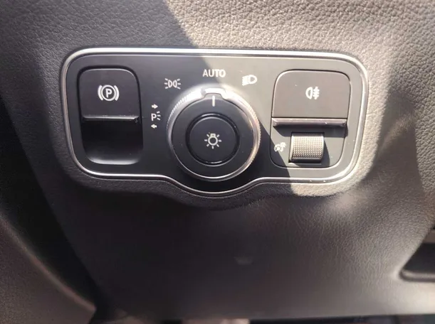 Car image 30