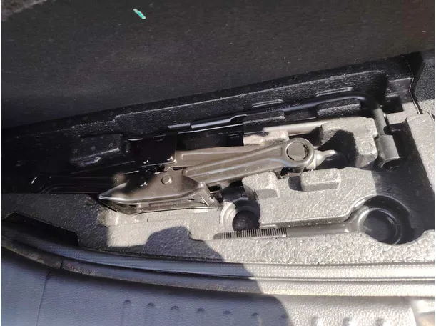 Car image 33