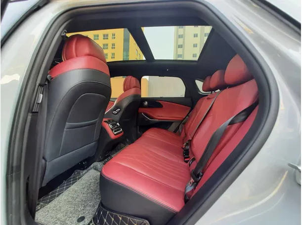 Car image 13