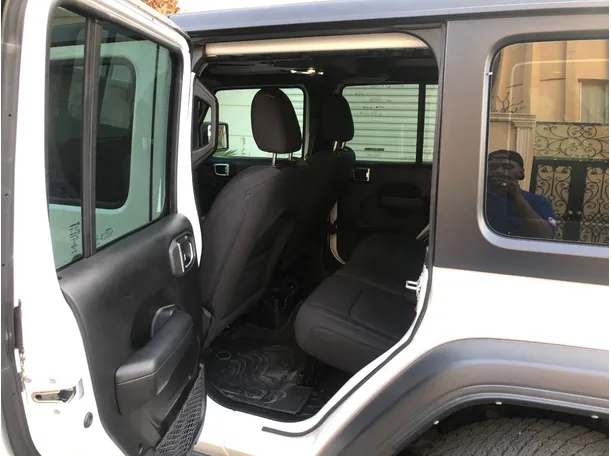 Car image 14
