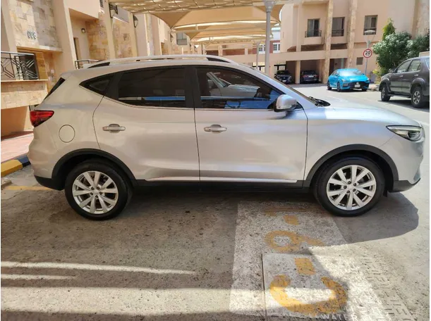 Car image 4