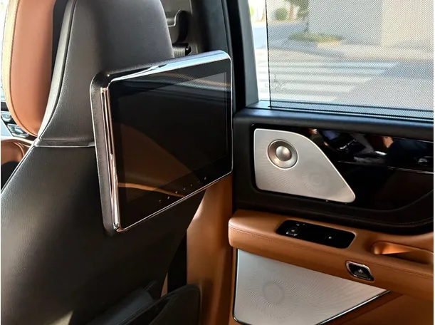 Car image 30