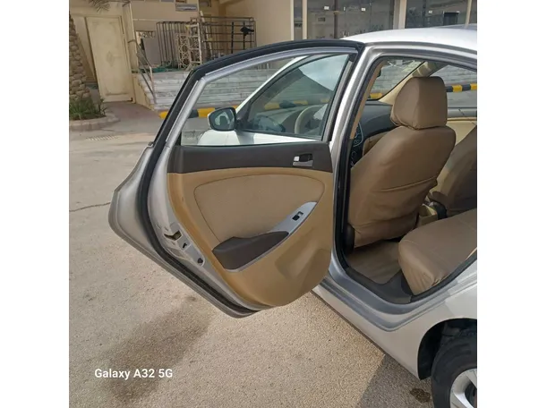 Car image 14
