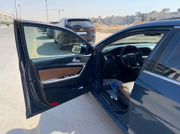 Car image 10