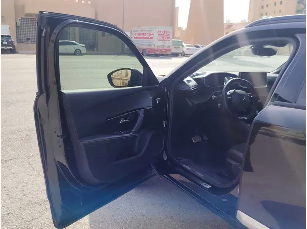 Car image 11