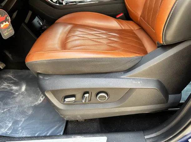 Car image 26
