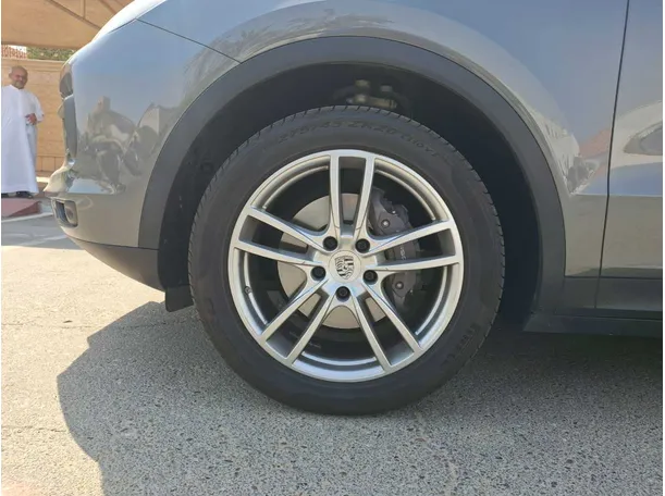 Car image 9