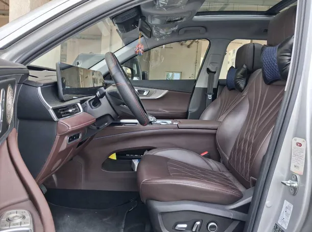 Car image 12