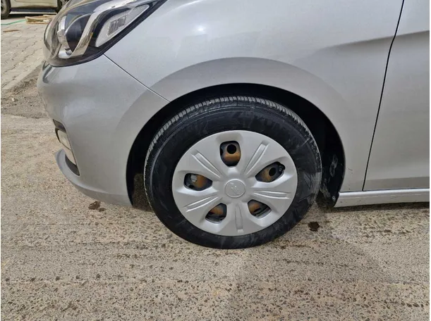 Car image 10